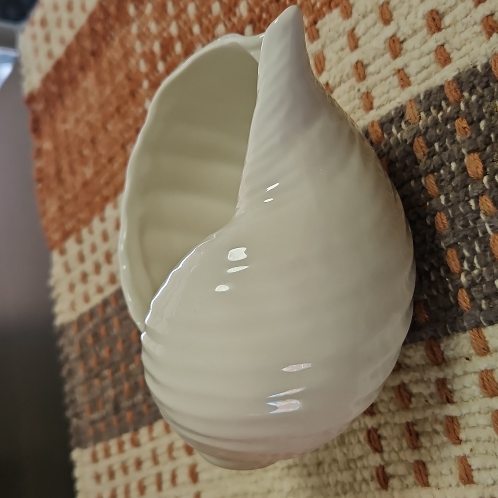 Chic White Ceramic Shell Dish - Picture 3 of 4